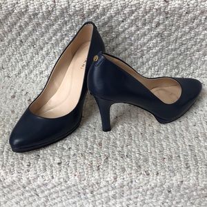 Tahari navy heels 8M